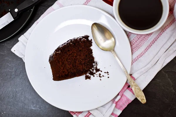 Bolo Chocolate Preto Com Xícara Café Mesa — Fotografia de Stock
