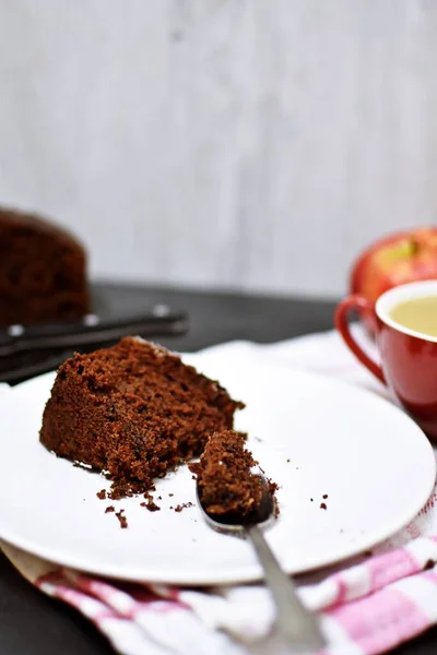 Кусок Домашнего Шоколадного Торта Светлой Тарелке Вкусный Шоколадный Торт Молоком — стоковое фото