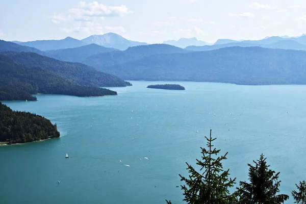 Letecký Pohled Majestátní Hory Malebné Jezero — Stock fotografie