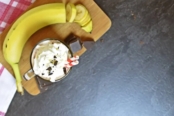 Vaso Lleno Delicioso Cacao Mesa Con Crema Parte Superior Chocolate — Foto de Stock