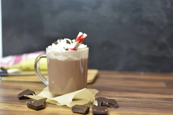 Chocolate Caliente Con Crema Batida Vaso Sobre Una Mesa Madera — Foto de Stock