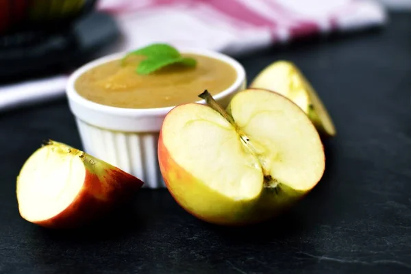 Hausgemachte Apfelmarmelade Schüssel Auf Dem Tisch — Stockfoto