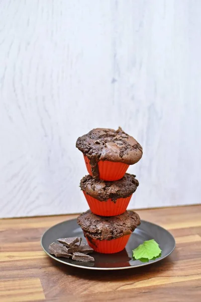 Deliciosos Cupcakes Chocolate Plato Sobre Mesa Madera — Foto de Stock