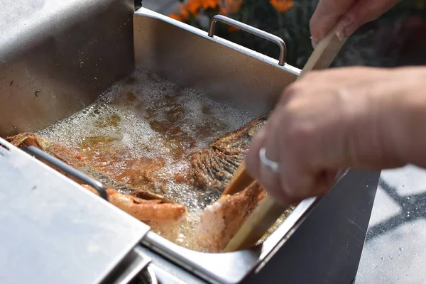 Schnappschuss Vom Koch Der Frisch Gebackene Karpfen Kocht — Stockfoto