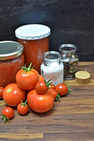 Tomatensauce Glas Und Frische Tomaten Auf Dunklem Holzgrund — Stockfoto