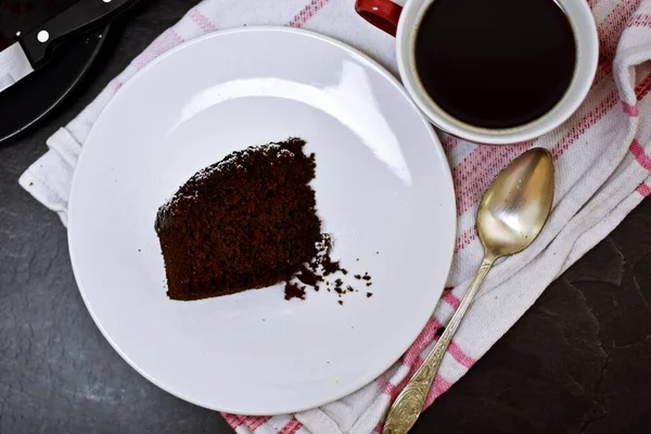 Кусок Домашнего Шоколадного Торта Светлой Тарелке Вкусный Шоколадный Торт Молоком — стоковое фото