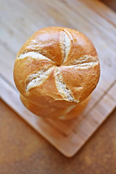 Pão Fresco Assado Mesa Madeira — Fotografia de Stock