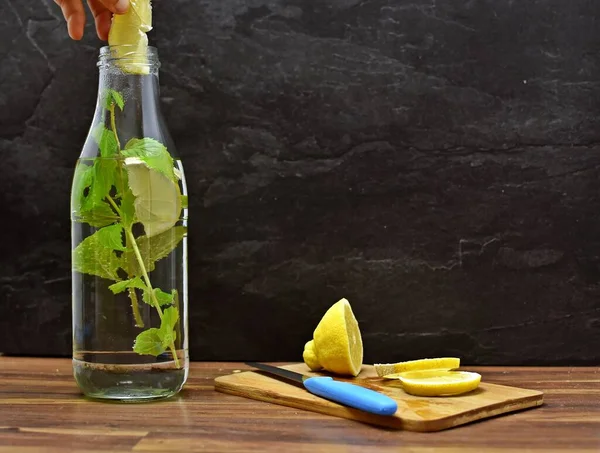 Limun Segar Dengan Mint Dalam Botol Kaca Dengan Lemon Atas Stok Gambar
