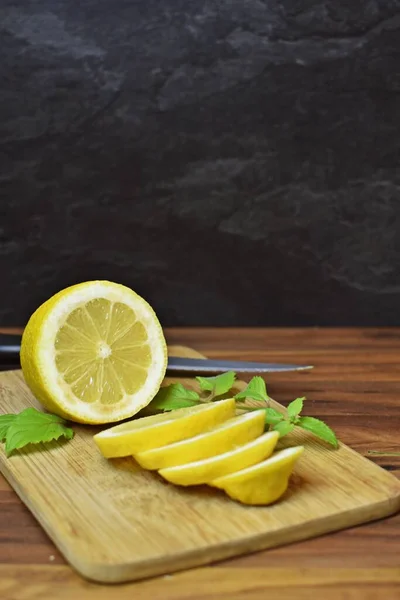 Irisan Lemon Papan Kayu Dengan Permukaan Marmer Hitam Latar Belakang Stok Gambar Bebas Royalti