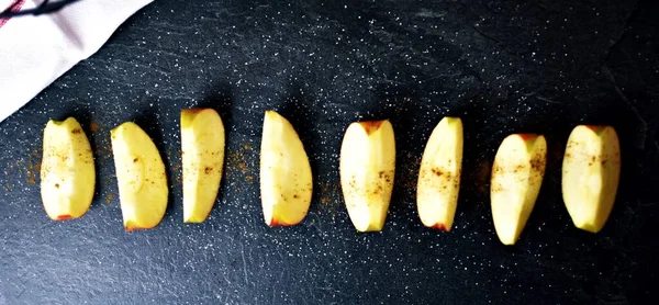 Délicieux Morceaux Pommes Sucrées Frais Sur Table Photo De Stock