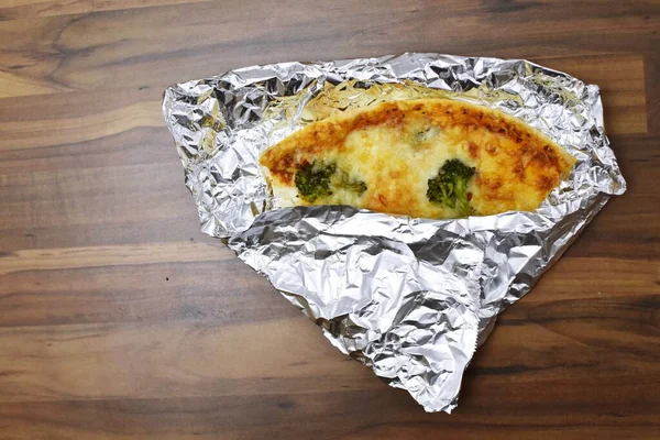Morceau Froid Pizza Avec Brocoli Enveloppé Dans Une Feuille Aluminium Photos De Stock Libres De Droits