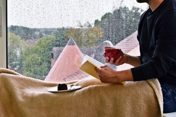 Homme Assis Sur Rebord Une Fenêtre Avec Une Tasse Boisson Images De Stock Libres De Droits