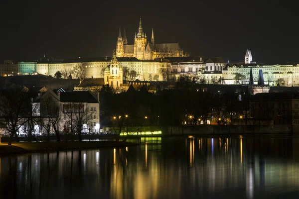 Nachtpanorama der Kathedrale in Prag. — Stockfoto