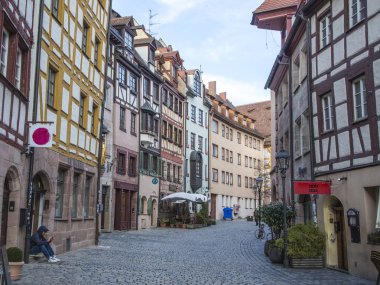 evlerden, park etmiş arabaların olmadan. Avrupa. 2018g.