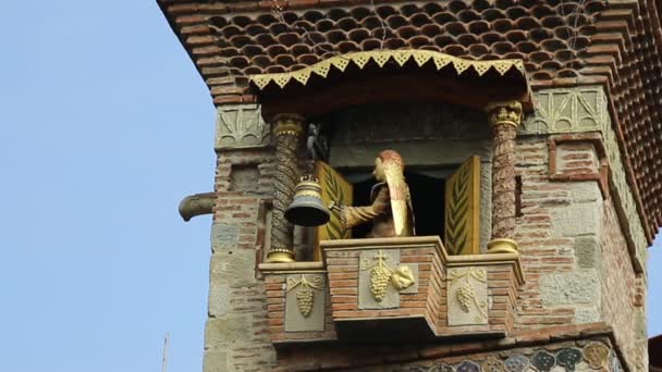 Berühmter Uhrturm in Tiflis zeigt wenig Leistung über Lebenskreis — Stockvideo