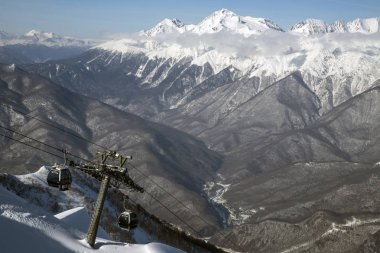 mavi gökyüzüne karşı yüksek dağlarda Lift. 2019 bir fotoğraf Soçi Resort 2320m yükseklikte çekildi.