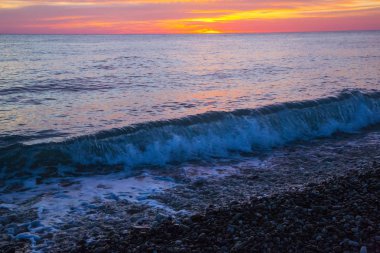 Büyük güneş ve deniz günbatımı arka plan. Doğa kompozisyon.