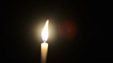 Mum ışığı karanlıkta arka plan video Hd.Light karanlıkta ışık yaşam konsepti olarak. Maneviyat töreni için mum