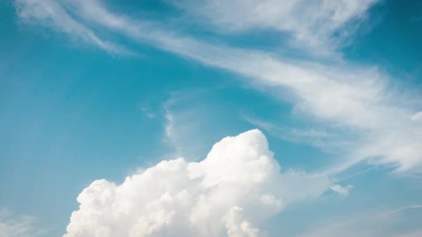 Céu Azul Com Nuvens Suaves Brancas Vídeo Clearing Dia Com — Vídeo de Stock