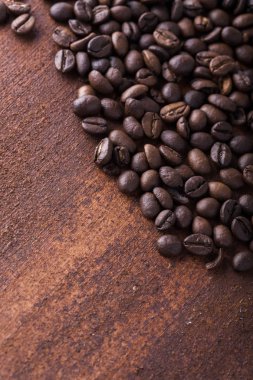 Kahve çekirdekleri closeup fotoğraf. Paslı arka plan. Kopya alanı.