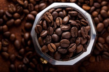 Kahve çekirdekleri alüminyum Espresso kahve makinesi içinde closeup fotoğraf. Paslı arka plan. Kopya alanı.