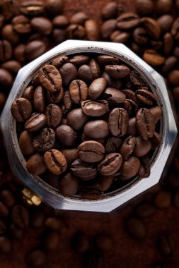 Kahve çekirdekleri alüminyum Espresso kahve makinesi içinde closeup fotoğraf. Paslı arka plan. Kopya alanı.