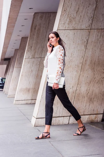 Jovem Mulher Negócios Europa Oriental Trabalhando Nova York Vestindo Branco — Fotografia de Stock