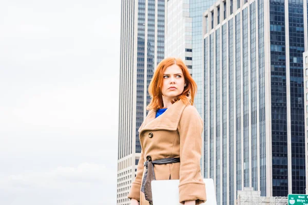 Молодая Американская Предпринимательница Путешествует Работает Нью Йорке Носит Длинное Коричневое — стоковое фото
