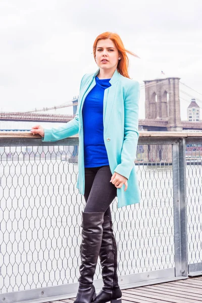 Молодая Американка Путешествует Нью Йорку Длинном Кадетском Синем Шерстяном Пальто — стоковое фото