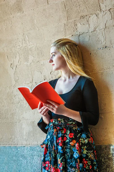 Adolescente Americana Con Pelo Largo Rubio Piel Blanca Libro Lectura — Foto de Stock
