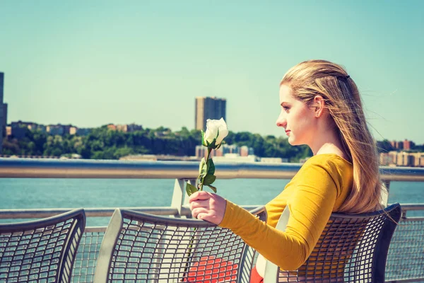 Unga Amerikanska Tonårig Flicka Med Långa Blonda Hår Saknar Dig — Stockfoto