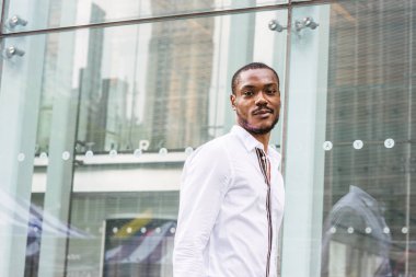 Sakallı, genç Afro-Amerikan New York'ta seyahat, beyaz gömlek giymiş, etrafa, pass cam duvar sokak Midtown Manhattan'ın üzerine düşünceler bina ile yürüyen adam