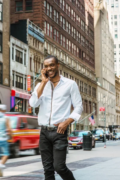 Joven Afroamericano Con Barba Viajando Por Nueva York Vistiendo Camisa — Foto de Stock