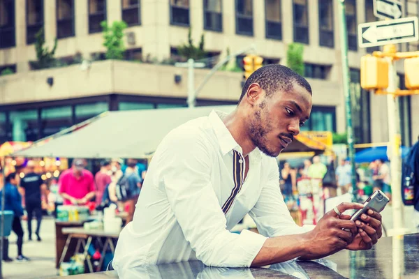 Joven Afroamericano Viajando Por Nueva York Vistiendo Camisa Blanca Pie — Foto de Stock