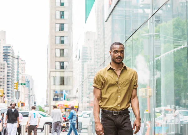 Joven Afroamericano Viajando Nueva York Vistiendo Camisa Verde Manga Corta — Foto de Stock