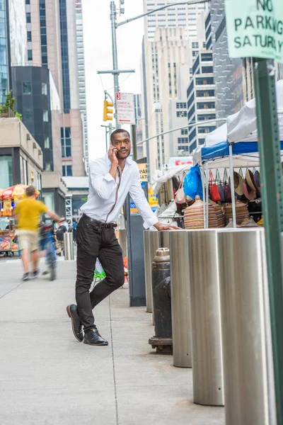 Hombre Afroamericano Viajando Nueva York Vistiendo Camisa Blanca Pantalones Negros — Foto de Stock