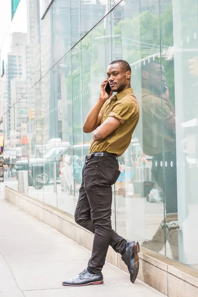 Joven Hombre Afroamericano Con Barba Con Camisa Verde Manga Corta — Foto de Stock