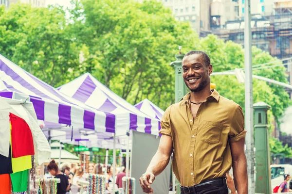 Summer Street Fair Flea Market Nueva York Joven Hombre Afroamericano — Foto de Stock