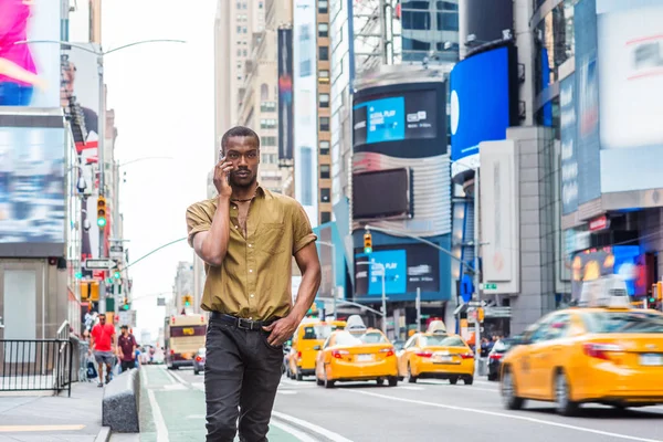 Афро Американських Юнак Подорожі Нью Йорку Носіння Зелений Коротким Рукавом — стокове фото
