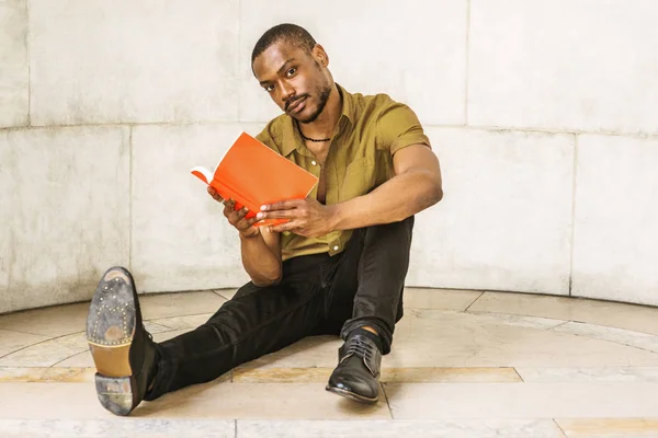 Joven Afroamericano Con Barba Estudiando Nueva York Vistiendo Camisa Verde — Foto de Stock