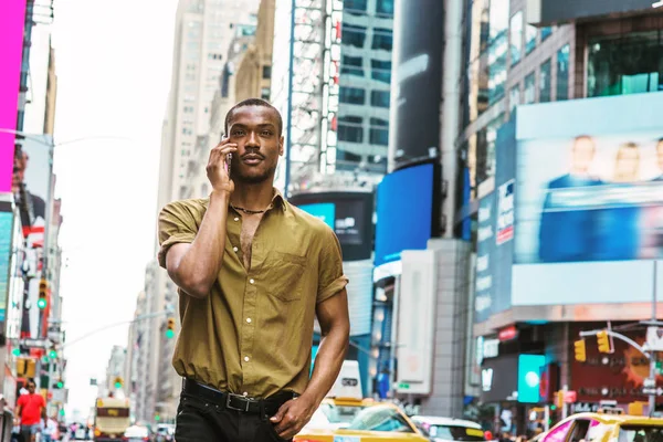 Young African American Man Traveling New York Wearing Green Short — Stock Photo, Image