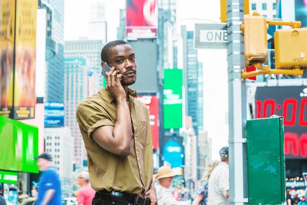 Joven Afroamericano Viajando Por Nueva York Vistiendo Camisa Verde Parado — Foto de Stock