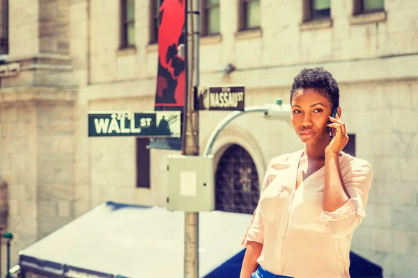 Jonge African American Zakenvrouw Reizen Werken New York Met Kort — Stockfoto