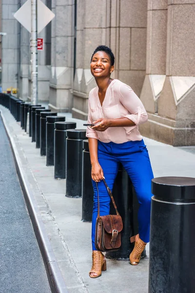 Jonge African American Vrouw Reizen New York Dragen Roze Hals — Stockfoto