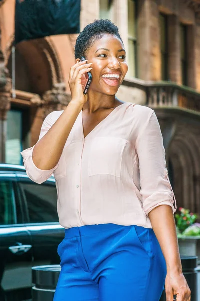 Gülümseyen Genç Afro Amerikan Dar Vintage Sokak Cep Telefonuyla Konuşurken — Stok fotoğraf