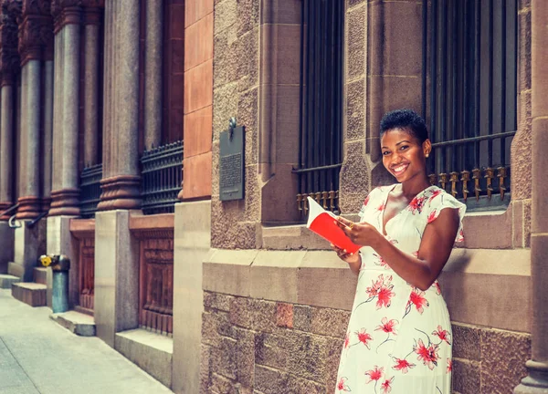 Camino Éxito Poder Lectura Joven Hermosa Estudiante Universitaria Afroamericana Pie — Foto de Stock