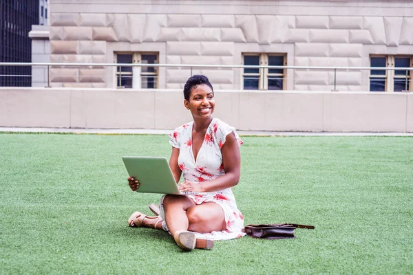 African American College Student Studeren New York Met Korte Afro — Stockfoto