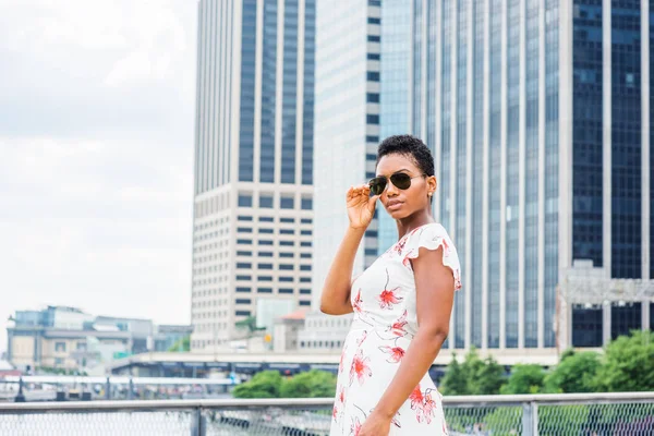 Jovem Afro Americana Viajando Nova York Com Cabelo Afro Curto — Fotografia de Stock