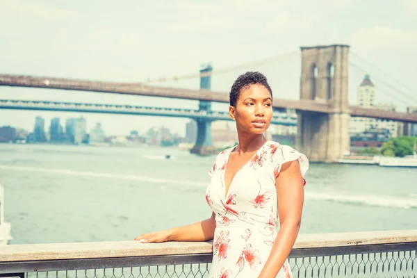 Genç Güzel Afrikalı Amerikalı New York Kısa Afro Saçlı Seyahat — Stok fotoğraf