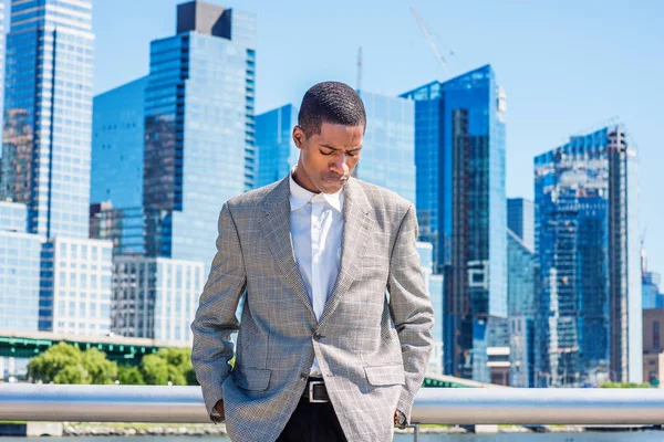 Молодих Афро Американських Бізнесмен Думаючи Відкритий Нью Йорку Носіння Візерункове — стокове фото
